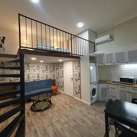 Madam With Ac And The Location * 布达佩斯